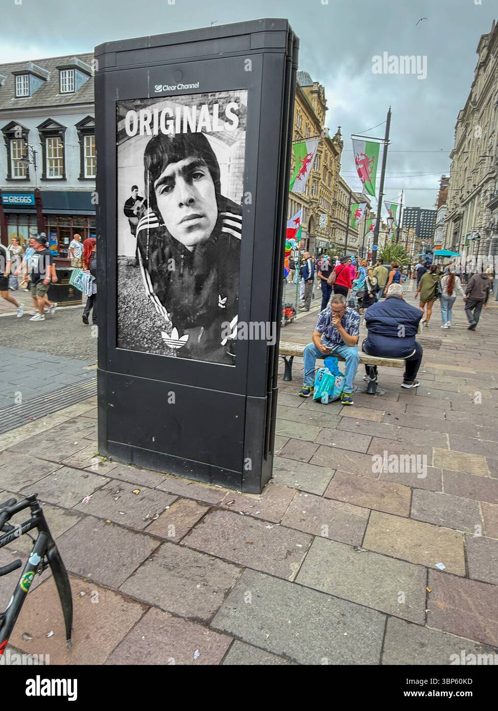 Adidas Digital Advertising display con Gallagher Brothers a Cardiff durante l'Oasis Live '25 Tour - Immagine stock catturata con smartphone