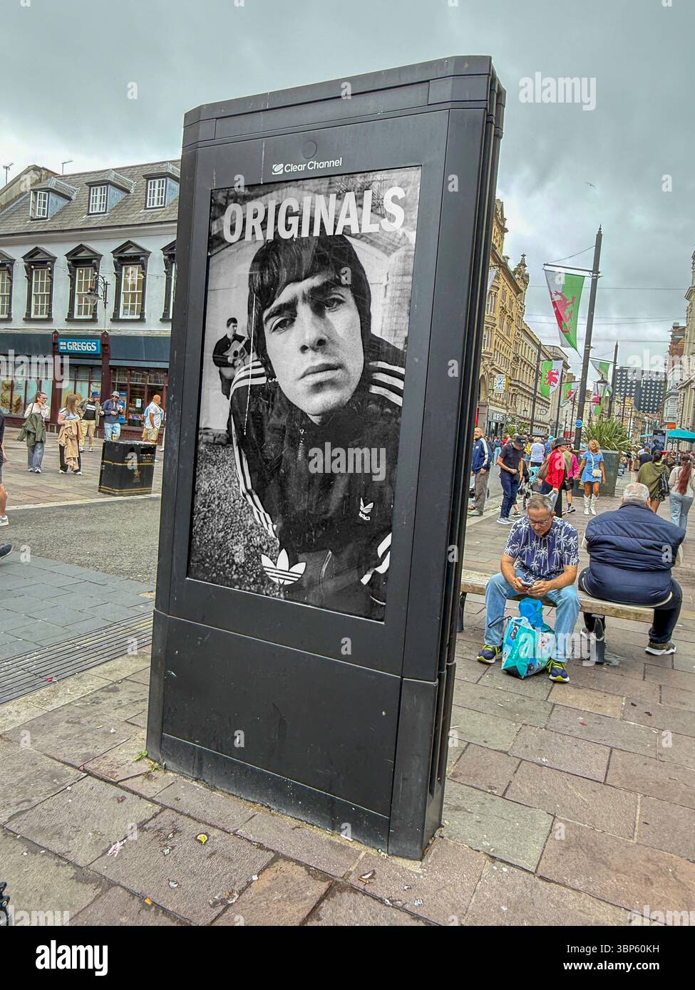 Adidas Digital Advertising display con Gallagher Brothers a Cardiff durante l'Oasis Live '25 Tour - Immagine stock catturata con smartphone