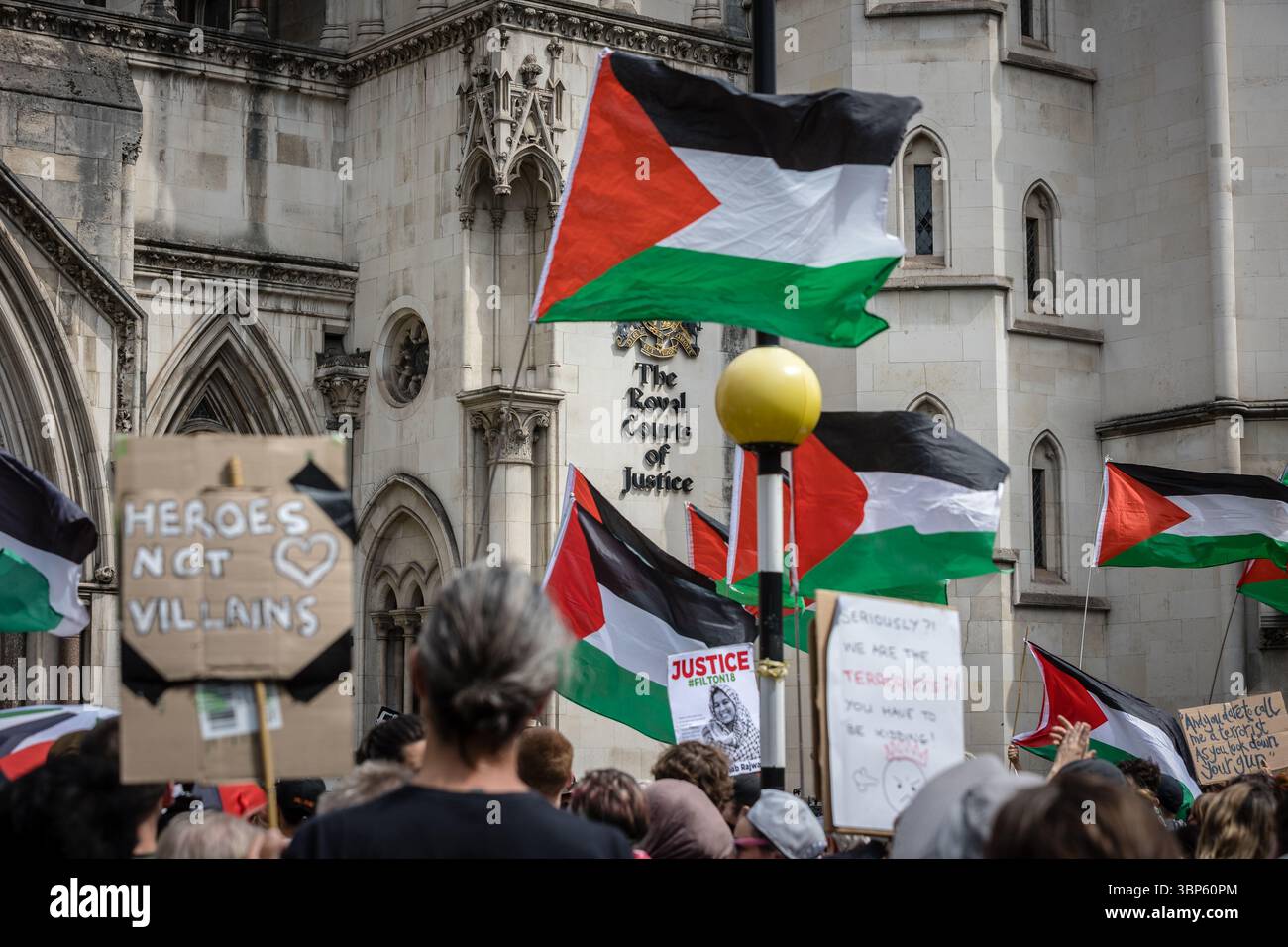 LONDRA, 2025-07-04: Attivisti pro-palestinesi protestano al di fuori delle reali Corti di giustizia, mentre un giudice sente una sfida alla proscrizione di Palestina Foto Stock