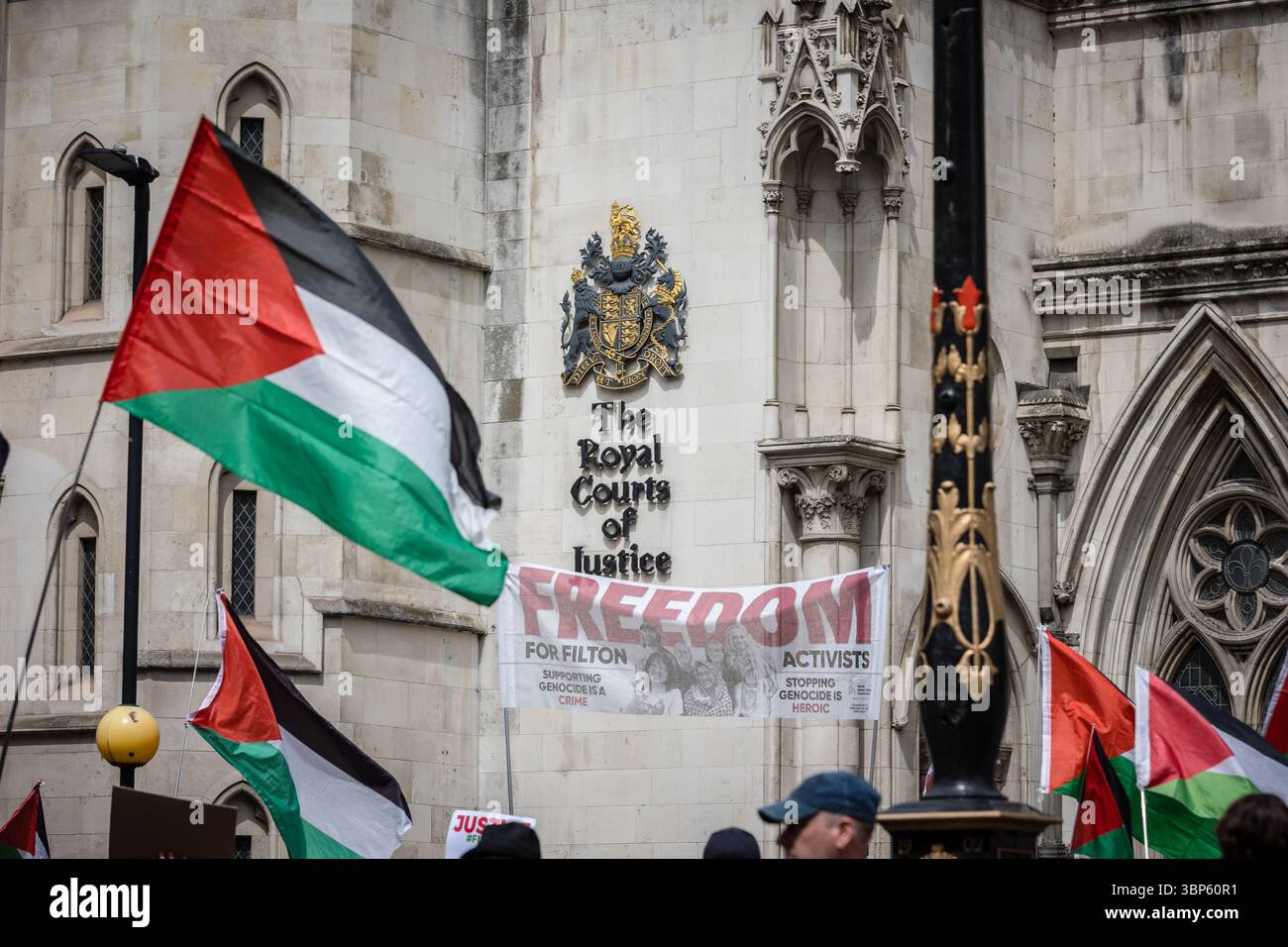 LONDRA, 2025-07-04: Attivisti pro-palestinesi protestano al di fuori delle reali Corti di giustizia, mentre un giudice sente una sfida alla proscrizione di Palestina Foto Stock