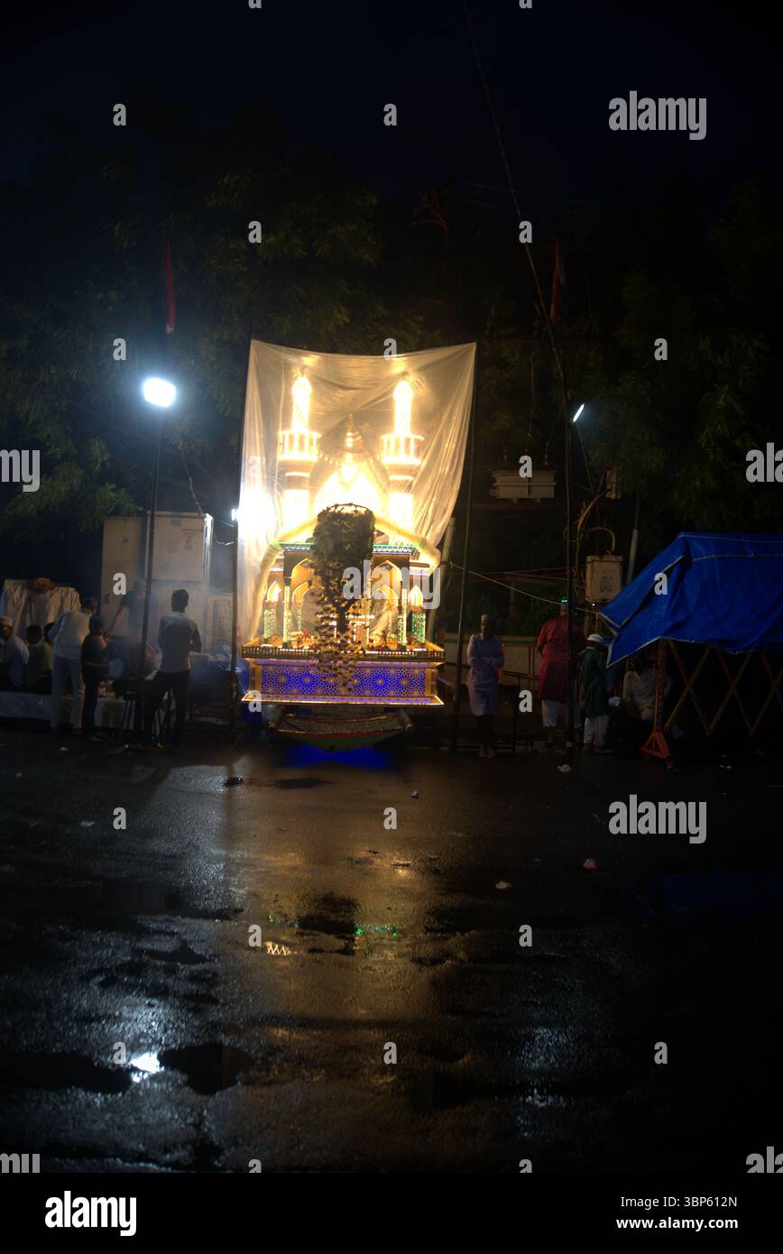 Rajkot, Gujarat, India. 6 luglio 2025. Muharram Festival Tazia Parade 2025. Crediti: Nasirkhan Davi/Alamy Live News Foto Stock