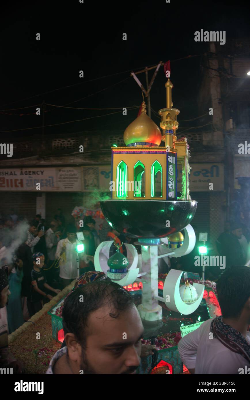 Rajkot, Gujarat, India. 6 luglio 2025. Muharram Festival Tazia Parade 2025. Crediti: Nasirkhan Davi/Alamy Live News Foto Stock