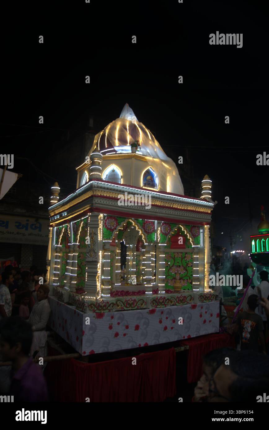 Rajkot, Gujarat, India. 6 luglio 2025. Muharram Festival Tazia Parade 2025. Crediti: Nasirkhan Davi/Alamy Live News Foto Stock