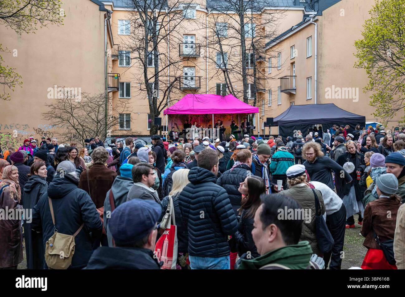 Persone che celebrano il vappu al Vallilan vapputanssit, un evento di danza della vigilia di maggio sul puistikko di Hartolan nel distretto di Vallila a Helsinki, Finlandia Foto Stock