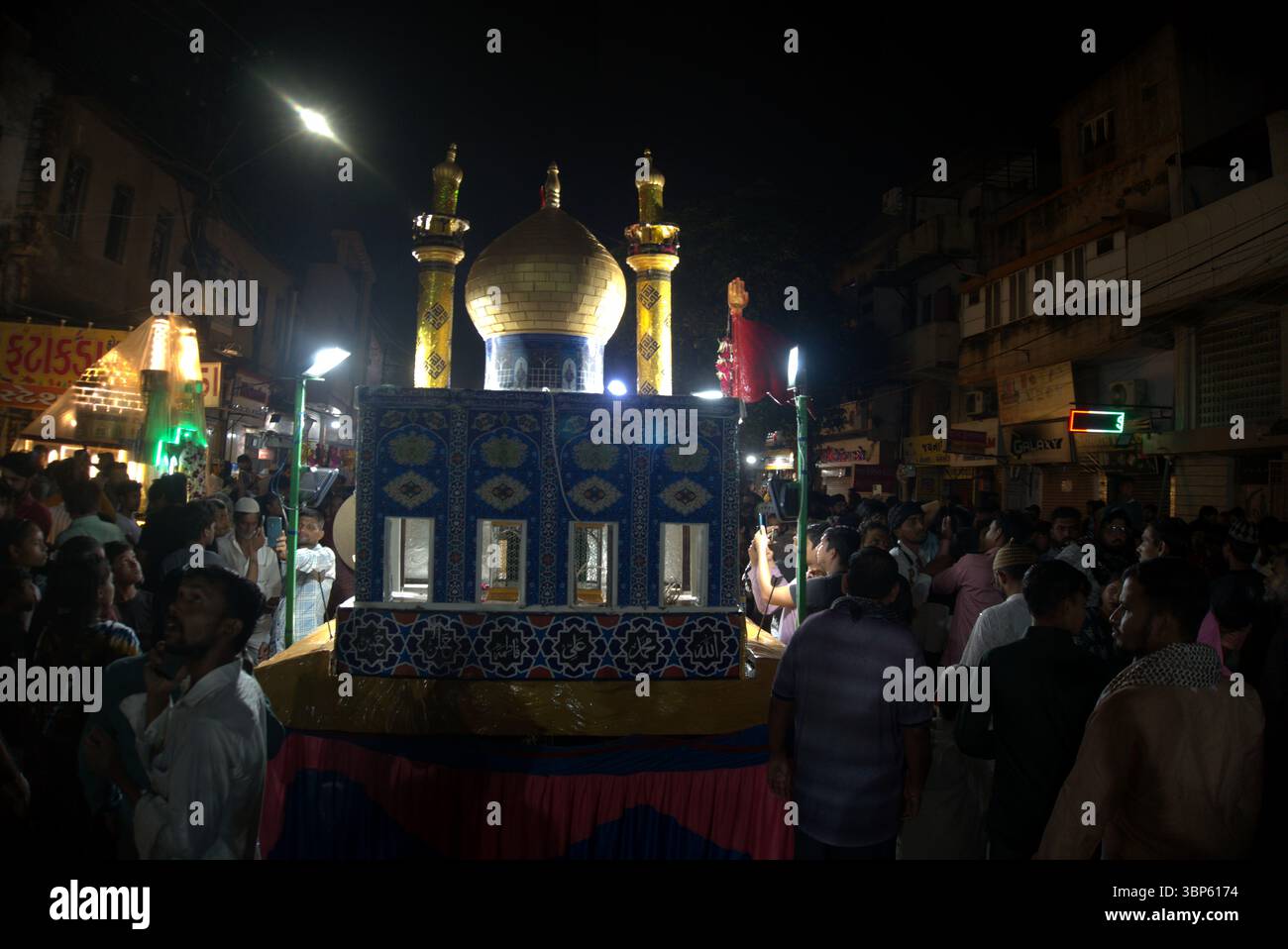Rajkot, Gujarat, India. 6 luglio 2025. Muharram Festival Tazia Parade 2025. Crediti: Nasirkhan Davi/Alamy Live News Foto Stock