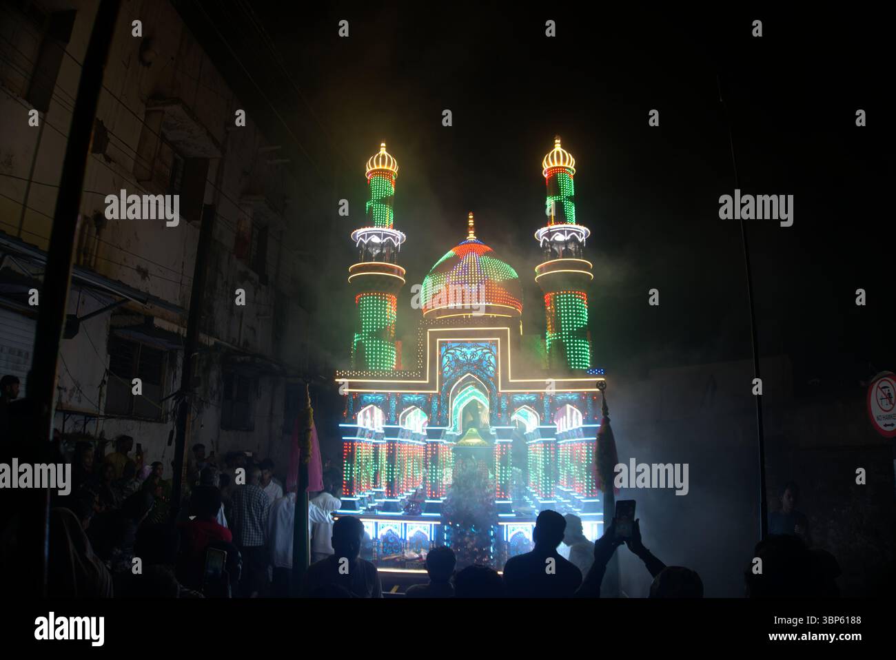 Rajkot, Gujarat, India. 6 luglio 2025. Muharram Festival Tazia Parade 2025. Crediti: Nasirkhan Davi/Alamy Live News Foto Stock
