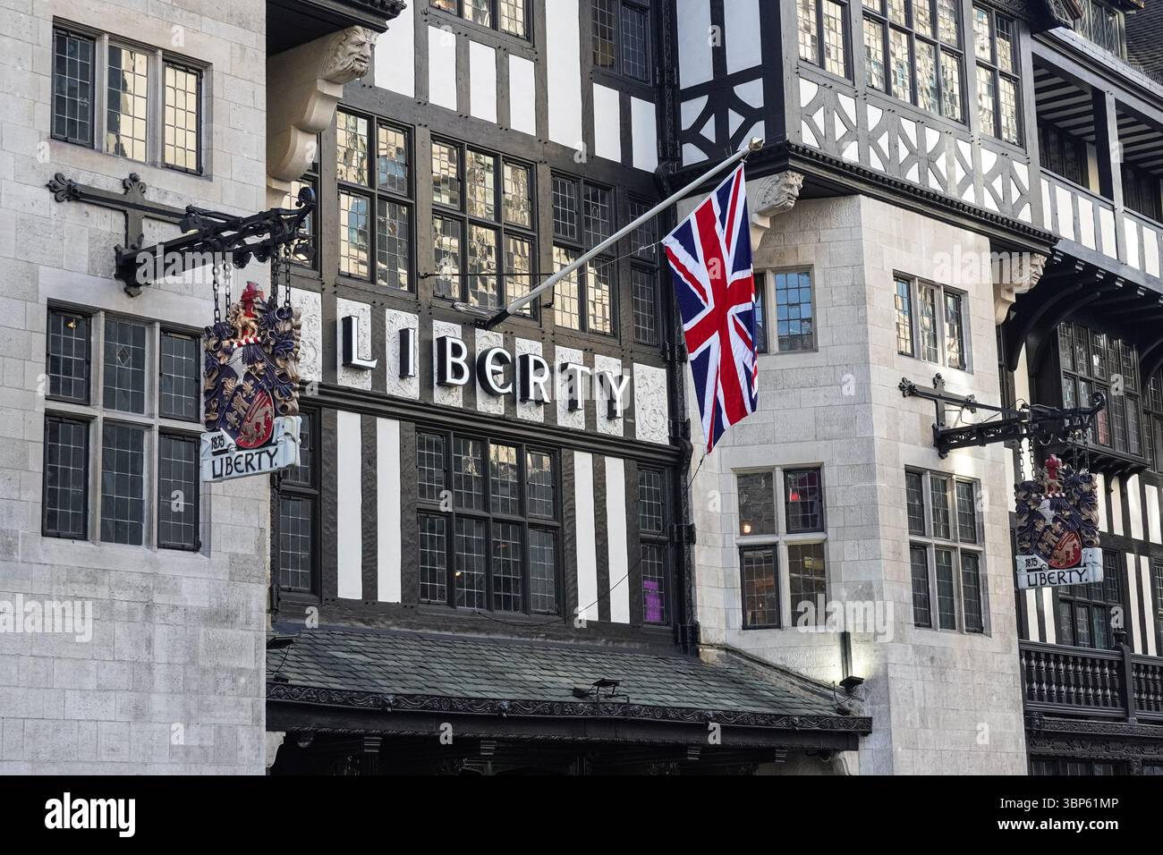 Esterno di Liberty London, grandi magazzini a Londra Inghilterra Regno Unito Regno Unito Foto Stock
