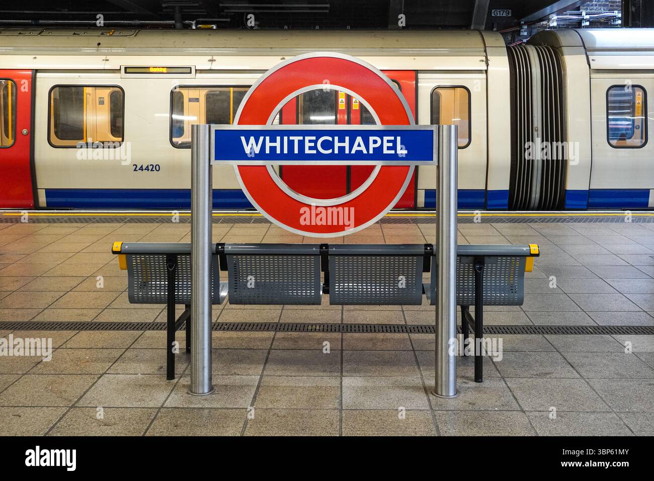 Whitechapel metropolitana, stazione della metropolitana, insegna Londra Inghilterra Regno Unito Regno Unito Regno Unito Foto Stock