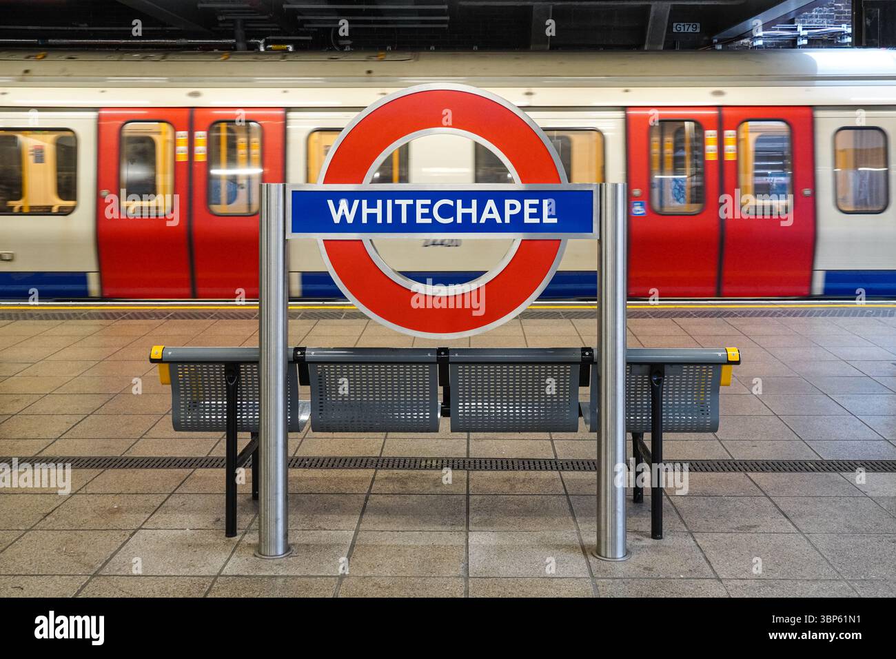 Whitechapel metropolitana, stazione della metropolitana, insegna Londra Inghilterra Regno Unito Regno Unito Regno Unito Foto Stock