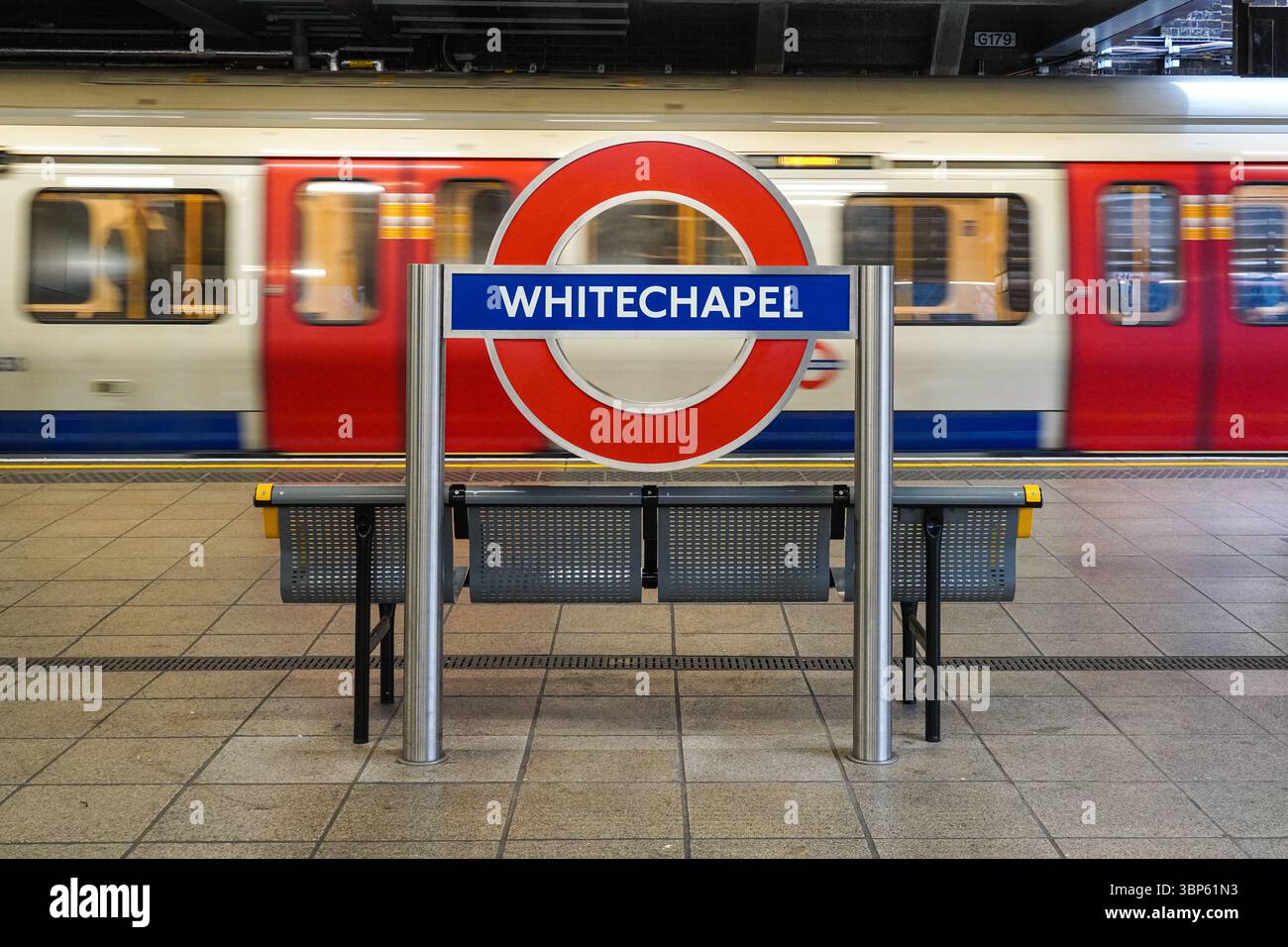 Whitechapel metropolitana, stazione della metropolitana, insegna Londra Inghilterra Regno Unito Regno Unito Regno Unito Foto Stock