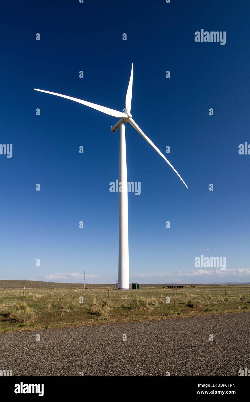 Una grande turbina eolica è in piedi in un campo Foto Stock