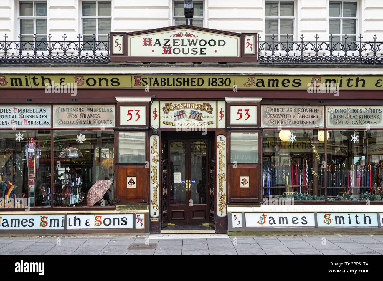 Esterno del negozio James Smith & Sons, Hazelwood House, New Oxford Street, Londra Inghilterra Regno Unito Foto Stock