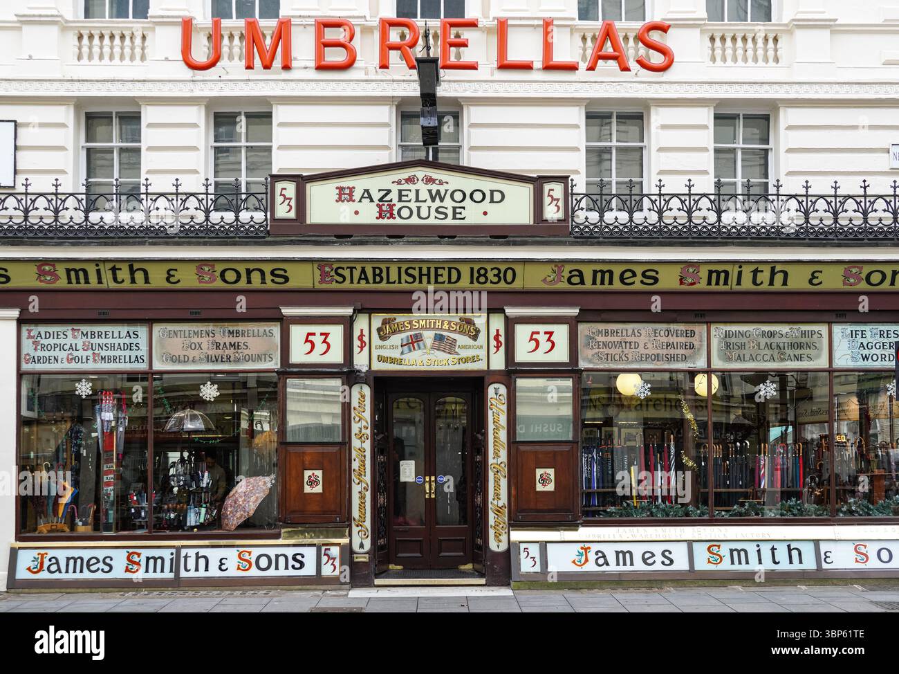 Esterno del negozio James Smith & Sons, Hazelwood House, New Oxford Street, Londra Inghilterra Regno Unito Foto Stock