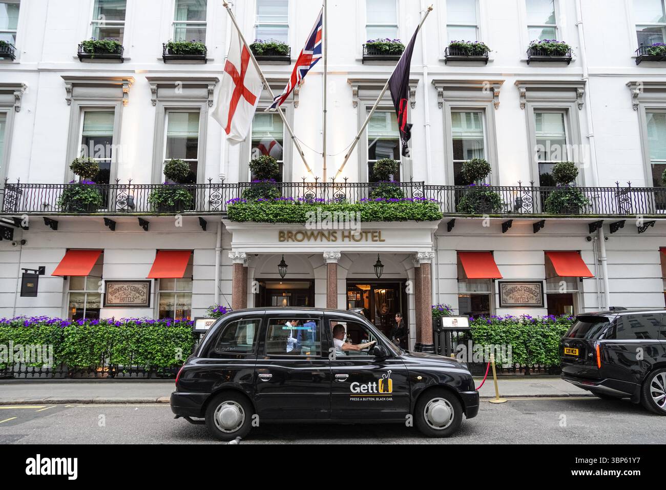 Brown's Hotel a Mayfair, facciata esterna, ingresso, Londra Inghilterra Regno Unito Foto Stock