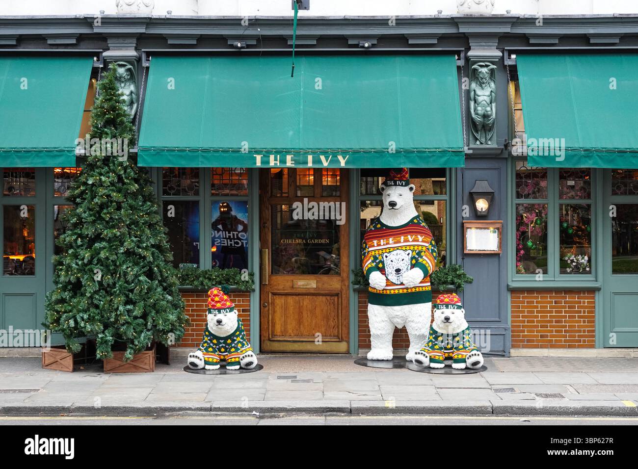 Decorazioni natalizie al ristorante Ivy Chelsea Garden di Londra Inghilterra Regno Unito Foto Stock