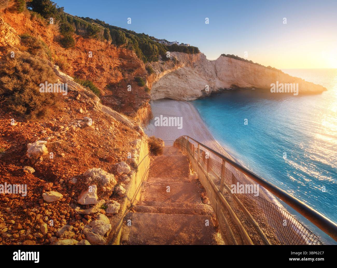 Belle scale sulla spiaggia di sabbia al tramonto. Porto Katsiki Foto Stock