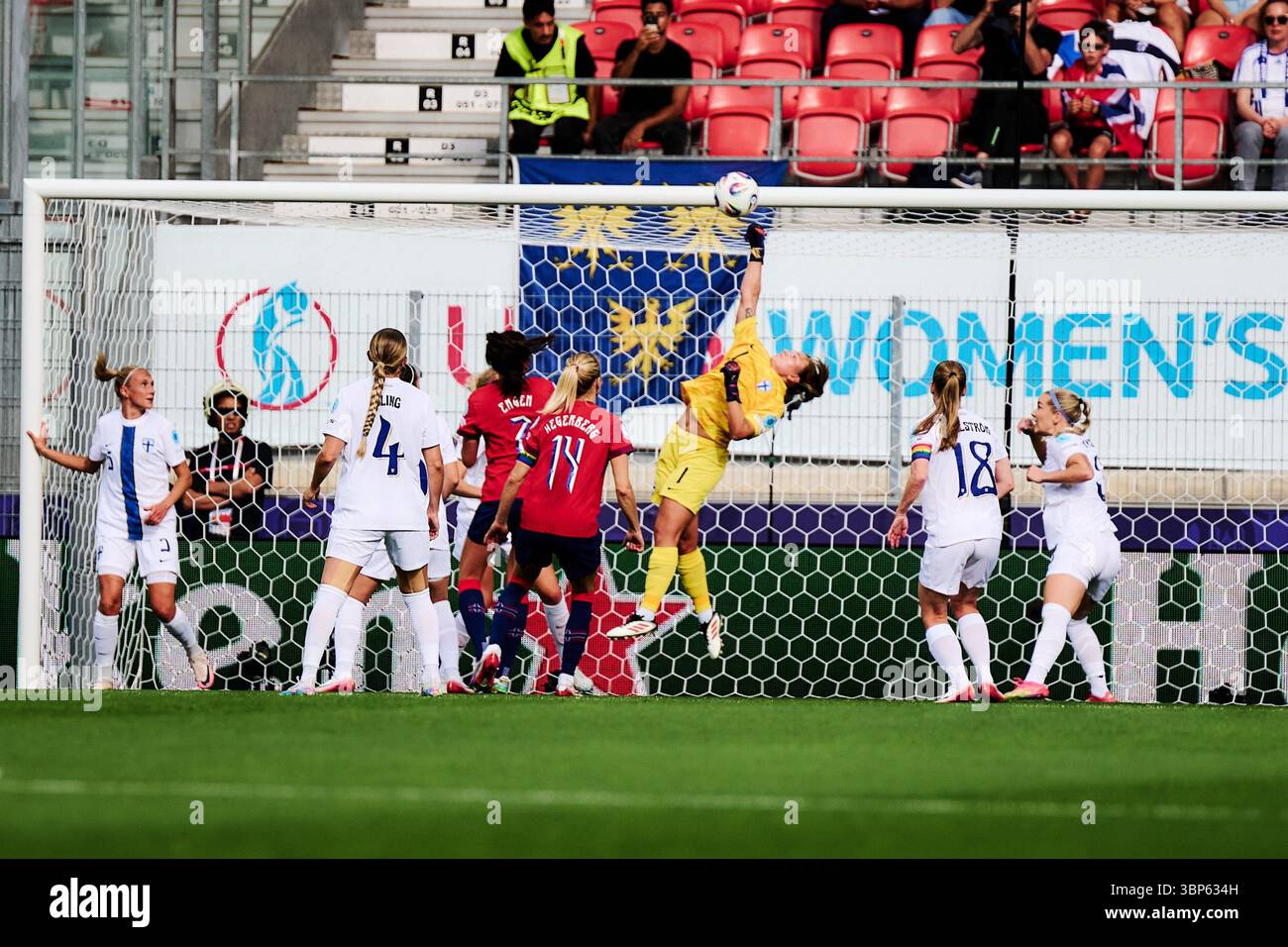 Sion, Germania. 6 luglio 2025. Anna Koivunen (1; Finnland) pariert den Ball im Strafraum mit Unterst?tzung von Ria ?ling (4; Finnland), Linda S?llstr?m (18; Finnland), Eva Nystr?m (3; Finnland), Heidi Kollanen (14; Finnland), Eveliina Summanen (20; Finnland), Katariina Kosola (9; Finnland) und den Gegnerinnen Ingrid Engen (7; Norwegen) und Ada Hegerberg (14; Norwegen) UEFA Women's Euro 2025: Norwegen Finnland; Sion, Stade de Tourbillon AM 06.07.2025 credito: dpa/Alamy Live News Foto Stock