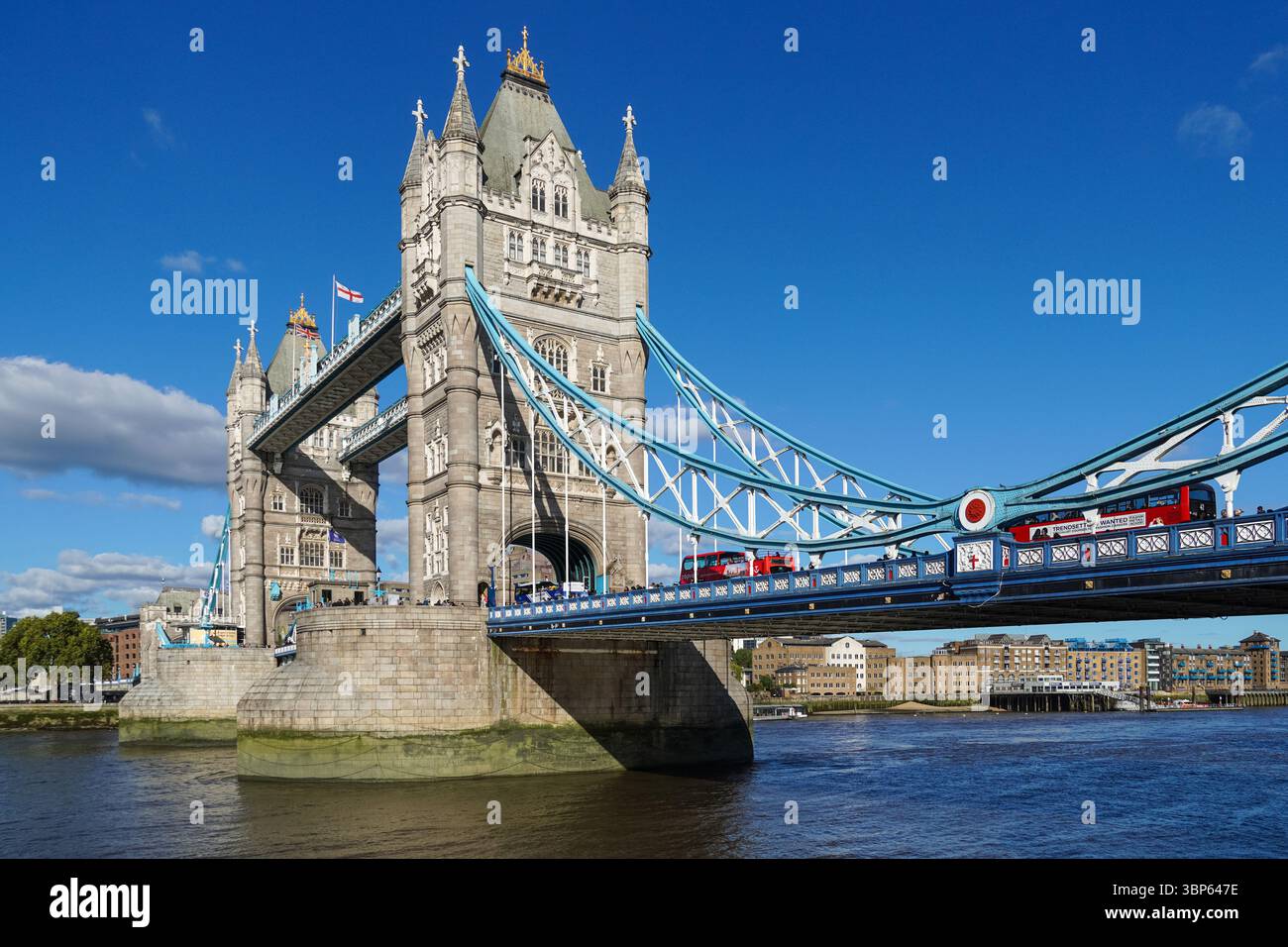 Il Tower Bridge sul fiume Tamigi a Londra England Regno Unito Regno Unito Foto Stock