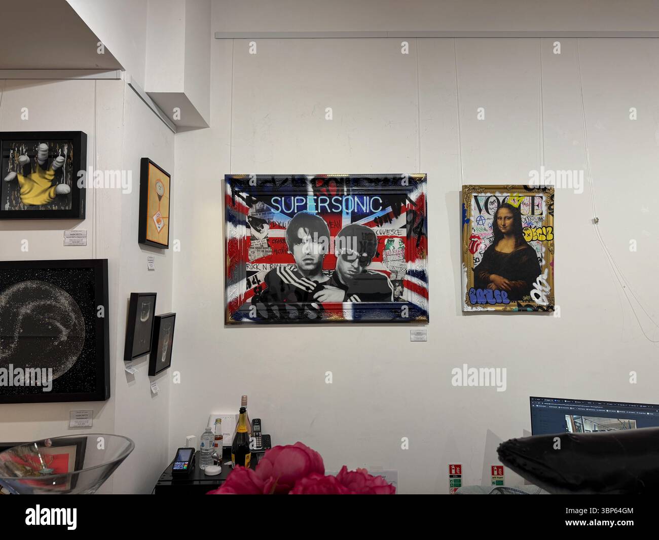 Dipinti e opere d'arte Oasis in mostra alla Morgan Arcade Gallery Cardiff durante il tour di Reunion Live '25 Day Foto Stock