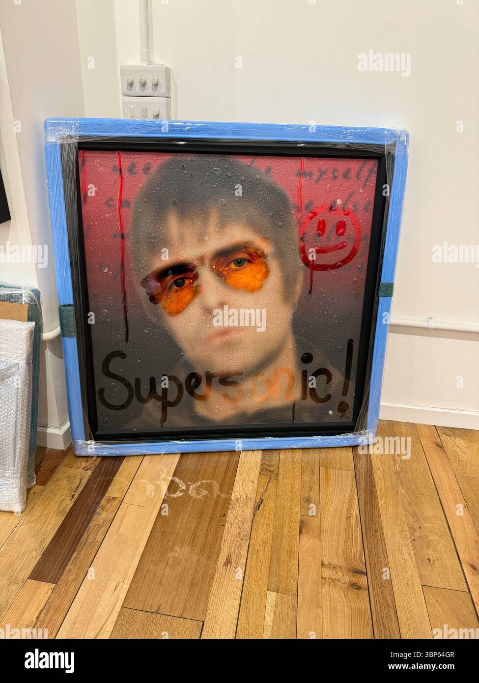 Dipinti e opere d'arte Oasis in mostra alla Morgan Arcade Gallery Cardiff durante il tour di Reunion Live '25 Day Foto Stock