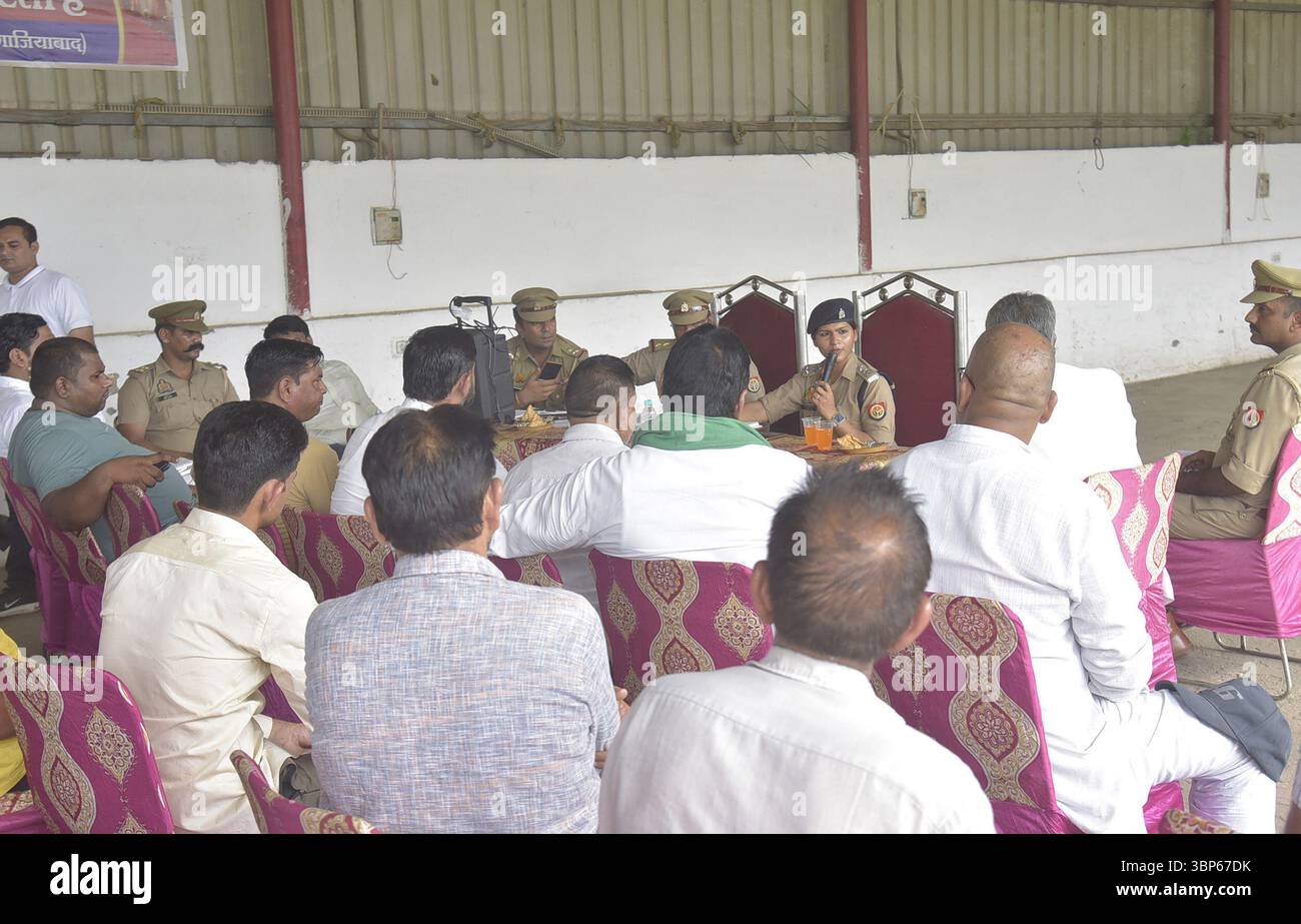 Ghaziabad, India. 4 luglio 2025. GHAZIABAD, INDIA - 4 LUGLIO: Funzionari di polizia di ALTO LIVELLO interagiscono con la gente del posto durante un incontro di pace riguardante la Processione di Muharram e Kawad Yatra a Wave City il 4 luglio 2025 a Ghaziabad, India. (Foto di Sakib Ali/Hindustan Times/Sipa USA) credito: SIPA USA/Alamy Live News Foto Stock