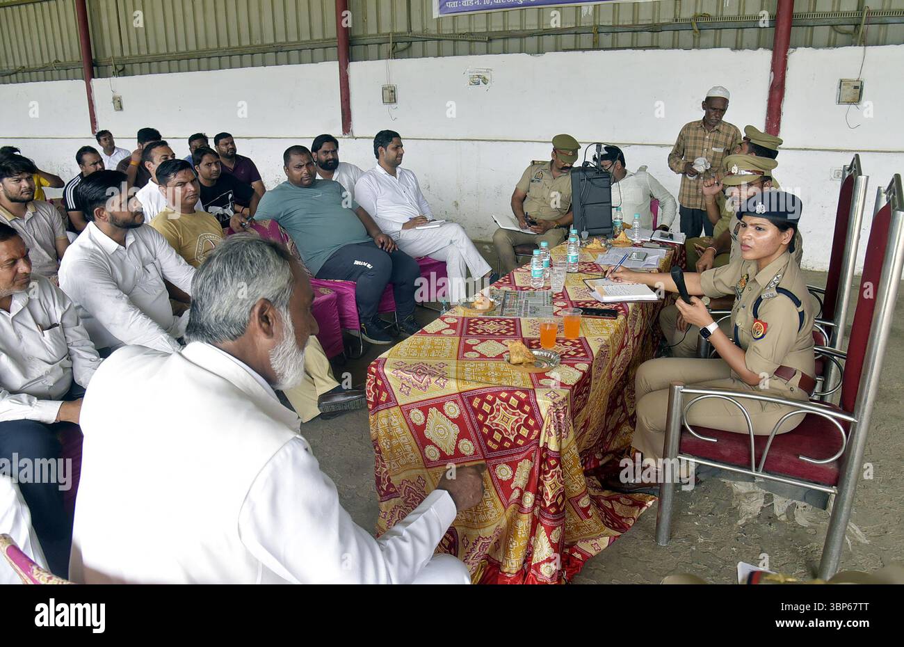 Ghaziabad, India. 4 luglio 2025. GHAZIABAD, INDIA - 4 LUGLIO: Funzionari di polizia di ALTO LIVELLO interagiscono con la gente del posto durante un incontro di pace riguardante la Processione di Muharram e Kawad Yatra a Wave City il 4 luglio 2025 a Ghaziabad, India. (Foto di Sakib Ali/Hindustan Times/Sipa USA) credito: SIPA USA/Alamy Live News Foto Stock