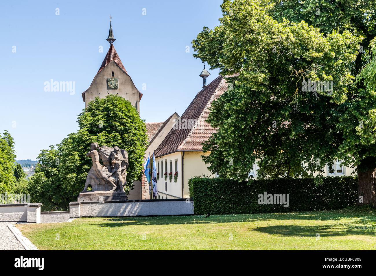 L'abbazia di Reichenau, nel Baden-Württemberg, in Germania, fu fondata nel 724 dal vescovo missionario Pirmin e prosperò fino al 1757, quando divenne un priorato sotto il vescovo di Costanza. Fu soppressa nel 1803. I monaci benedettini vi vivono nuovamente dal 2001. La torre dell'orologio di un edificio monastico precedente e un monumento si trovano nel terreno dell'abbazia, parte di un sito del patrimonio mondiale UNESCO riconosciuto dal 2000 per le sue chiese romaniche e i manoscritti storici. Foto Stock
