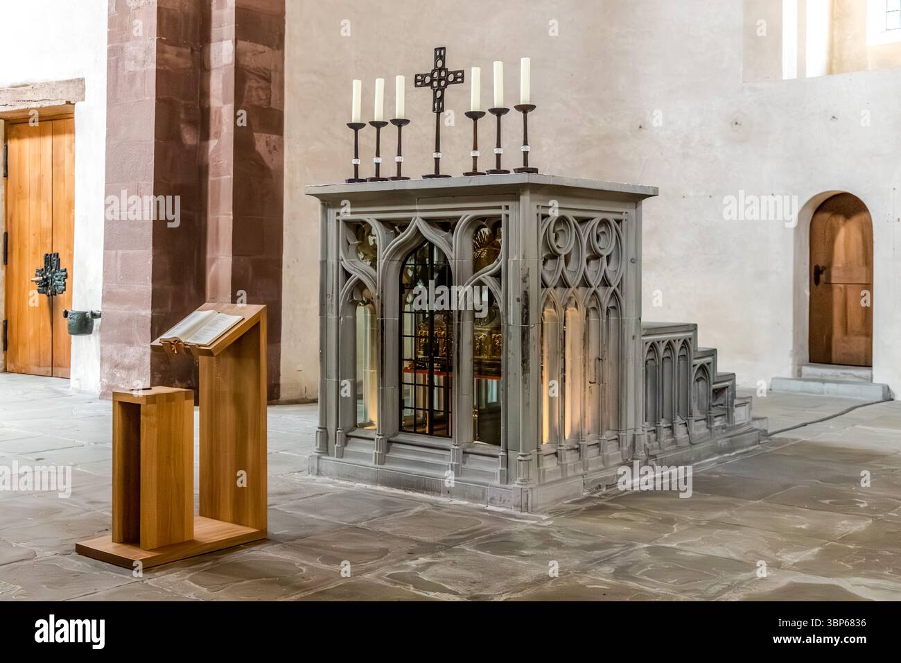 L'altare gotico di San Marco a Mittelzell Minster, Reichenau. Il reliquiario del Sacro sangue all'interno della Cattedrale di Santa Maria e San Marco sull'isola di Reichenau contiene una reliquia del Sacro sangue che, secondo la tradizione, consiste in una piccola croce di abate bizantino dell'anno 925. Secondo la tradizione, questa croce contiene schegge dalla croce di Cristo e un panno di seta imbevuto di sangue associato al sangue di Gesù Cristo. Münsterplatz, Reichenau, Baden-Württemberg, Germania Foto Stock