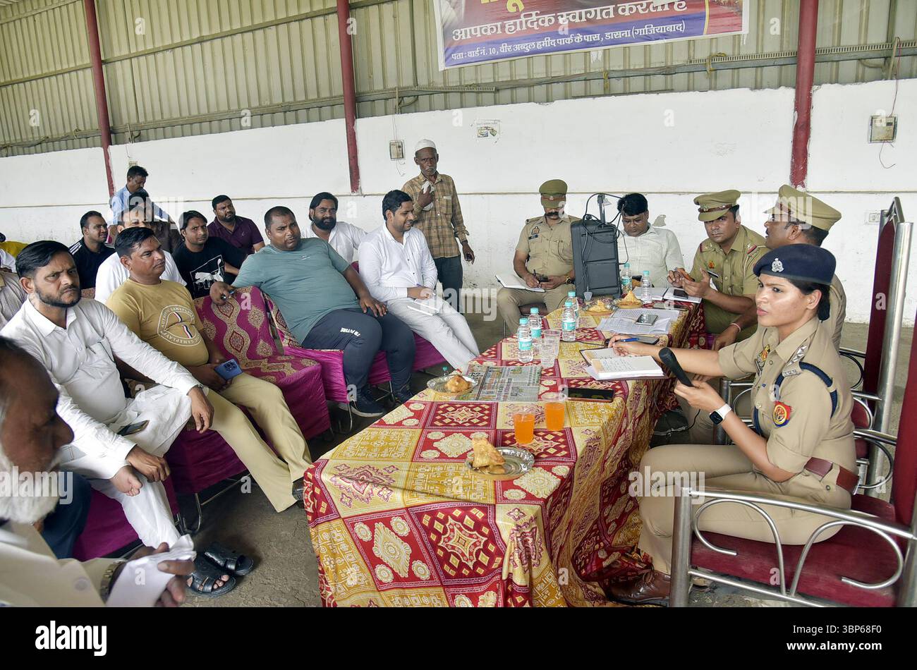 Ghaziabad, India. 4 luglio 2025. GHAZIABAD, INDIA - 4 LUGLIO: Funzionari di polizia di ALTO LIVELLO interagiscono con la gente del posto durante un incontro di pace riguardante la Processione di Muharram e Kawad Yatra a Wave City il 4 luglio 2025 a Ghaziabad, India. (Foto di Sakib Ali/Hindustan Times/Sipa USA) credito: SIPA USA/Alamy Live News Foto Stock