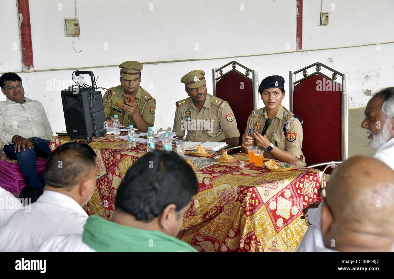 Ghaziabad, India. 4 luglio 2025. GHAZIABAD, INDIA - 4 LUGLIO: Funzionari di polizia di ALTO LIVELLO interagiscono con la gente del posto durante un incontro di pace riguardante la Processione di Muharram e Kawad Yatra a Wave City il 4 luglio 2025 a Ghaziabad, India. (Foto di Sakib Ali/Hindustan Times/Sipa USA) credito: SIPA USA/Alamy Live News Foto Stock