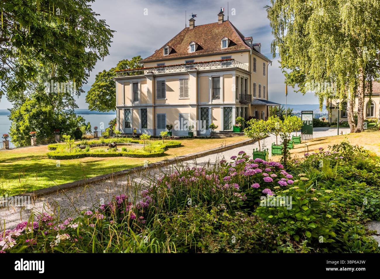 Il castello di Arenenberg a Salenstein, Thurgau, Svizzera, si presenta qui con i suoi magnifici giardini e le ampie vedute sul Lago di Costanza. La tenuta storica, un tempo residenza di Hortense de Beauharnais e poi di suo figlio Napoleone III, ora funge da museo e centro educativo che attrae visitatori da tutto il mondo Foto Stock