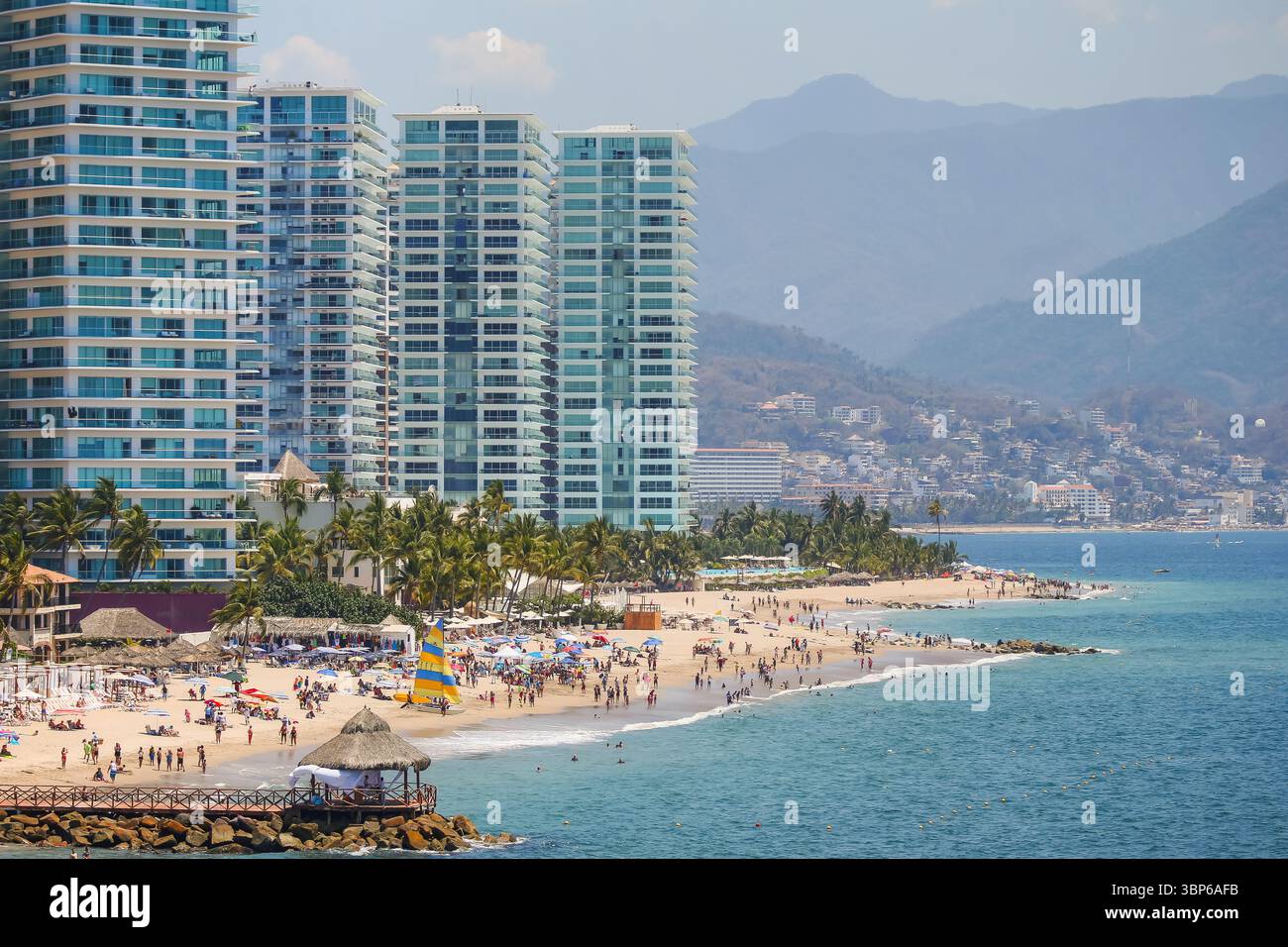 Cabo San Lucas, Messico - 14 aprile 2017: Edifici condominiali lungo la costa di Puerto Vallarta, Messico Foto Stock