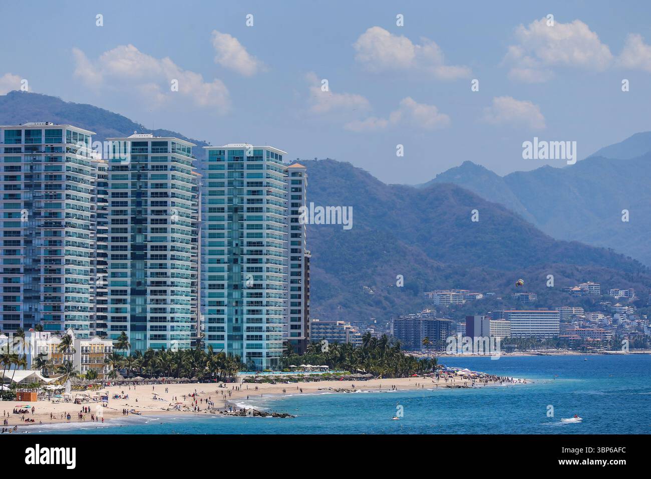 Cabo San Lucas, Messico - 14 aprile 2017: Edifici condominiali lungo la costa di Puerto Vallarta, Messico Foto Stock