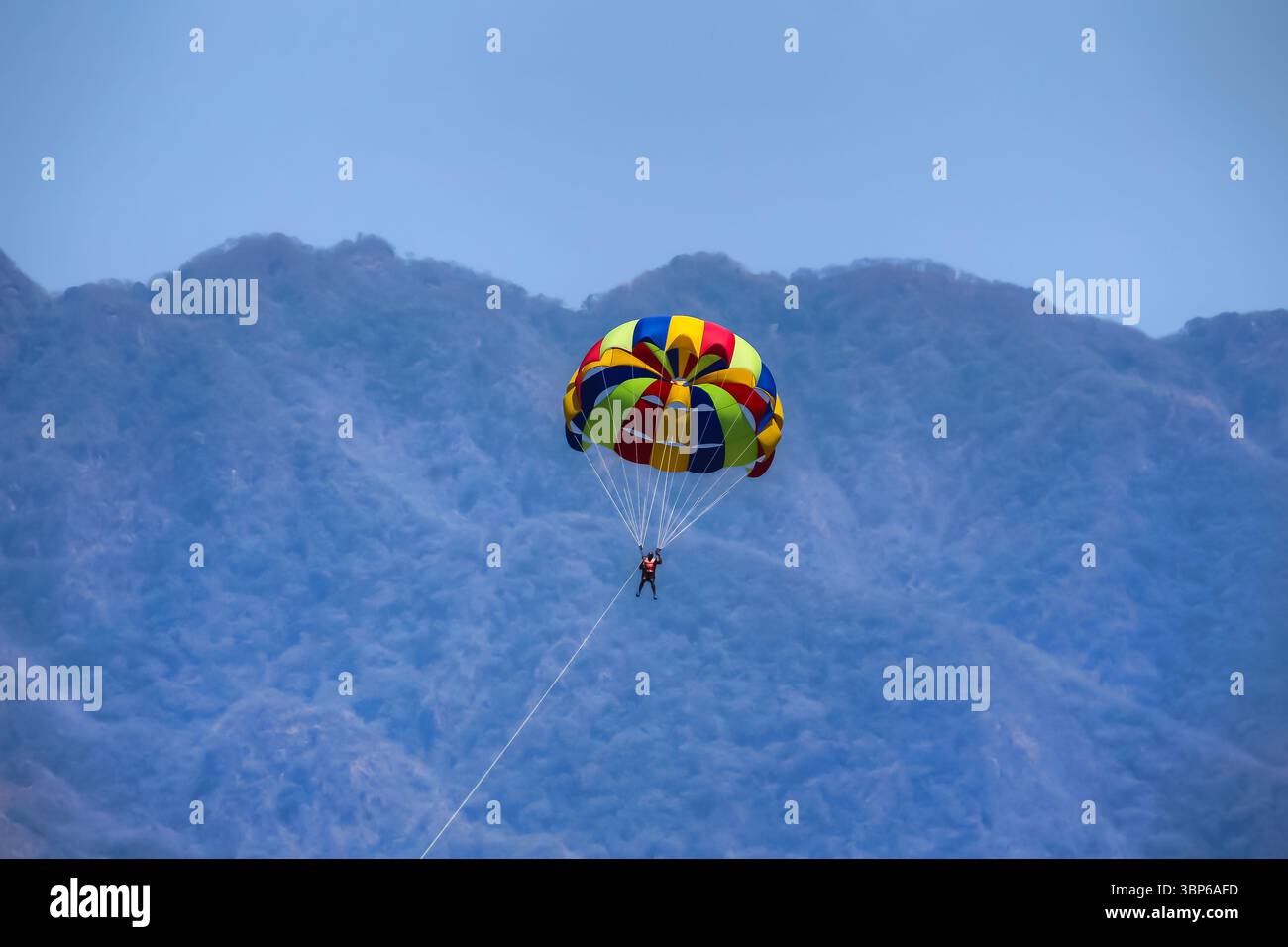 Cabo San Lucas, Messico - 14 aprile 2017: Parasailor lungo la costa di Puerto Vallarta, Messico Foto Stock