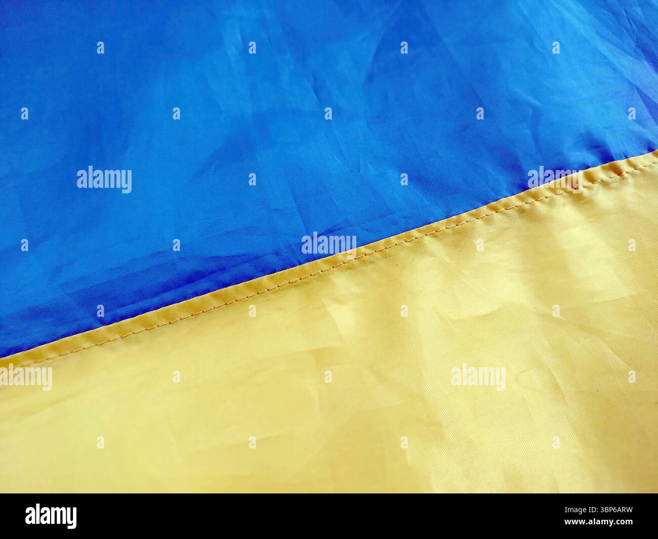 La bandiera presenta bande orizzontali di blu e giallo, che simboleggiano il cielo e i campi, spesso esposti durante eventi e celebrazioni nazionali in Ucraina. Foto Stock
