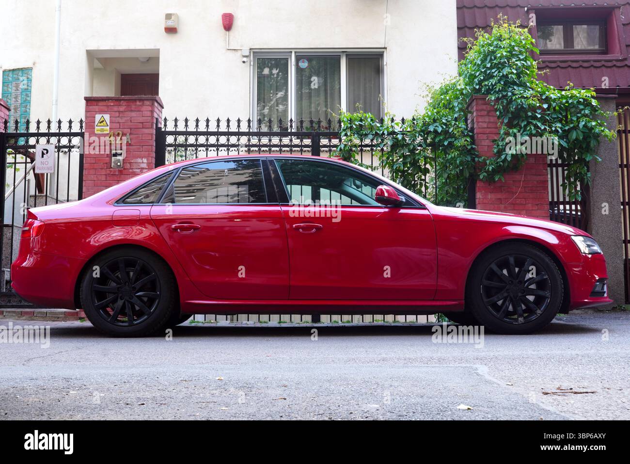 Bucarest, Romania – 13 maggio 2025: Vista ravvicinata dell'Audi A4 2.0T quattro rossa parcheggiata di fronte alla casa Foto Stock