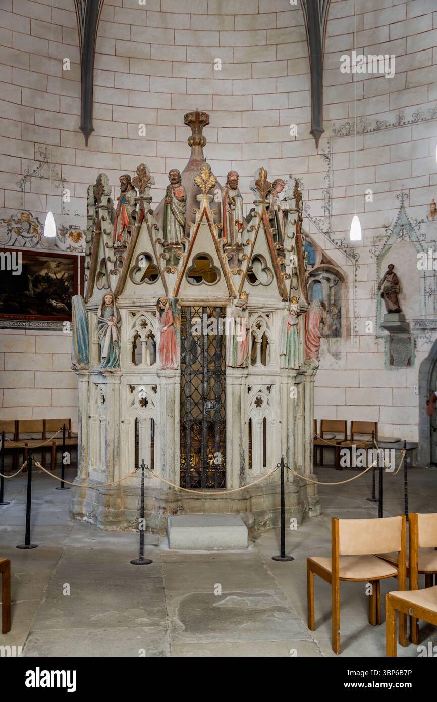 La sovrastruttura gotica tarda del Sacro Sepolcro nella Rotonda di Maurizio del duomo di Costanza è delimitata da cordoni e circondata da sedie per i visitatori. Il reliquiario in legno risale al 1552, il nucleo in pietra della cappella del sepolcro a circa il 1260. Theatergasse, Costanza, Baden-Württemberg, Germania. Foto Stock