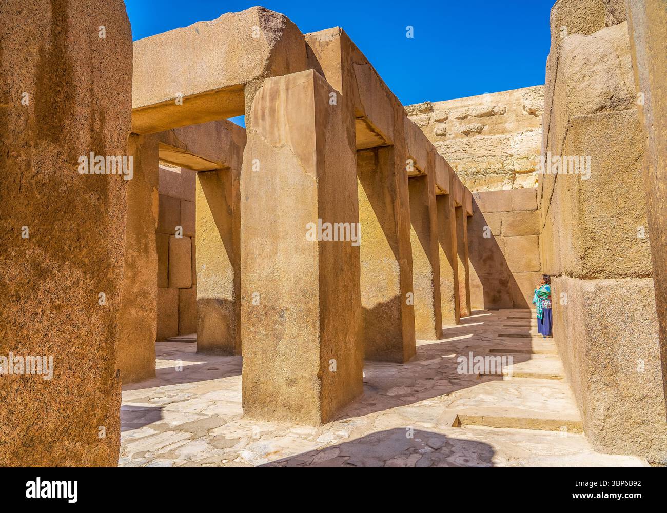 Una donna che prega all'interno del Tempio a valle di Khafre Foto Stock