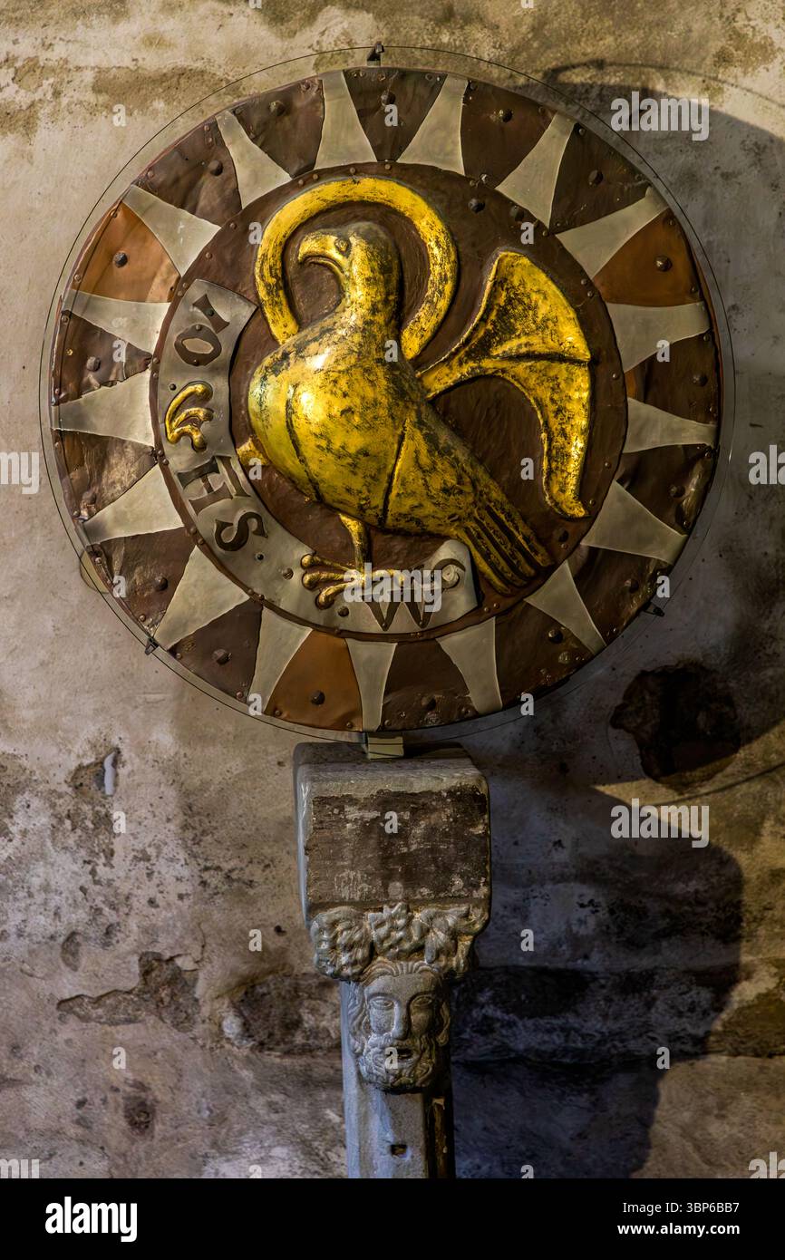 Uno dei quattro dischi in rame dorato al fuoco nella cripta del duomo di Costanza mostra un'aquila scolpita, il simbolo dell'evangelista Giovanni. Theatergasse, Costanza, Baden-Württemberg, Germania. Foto Stock