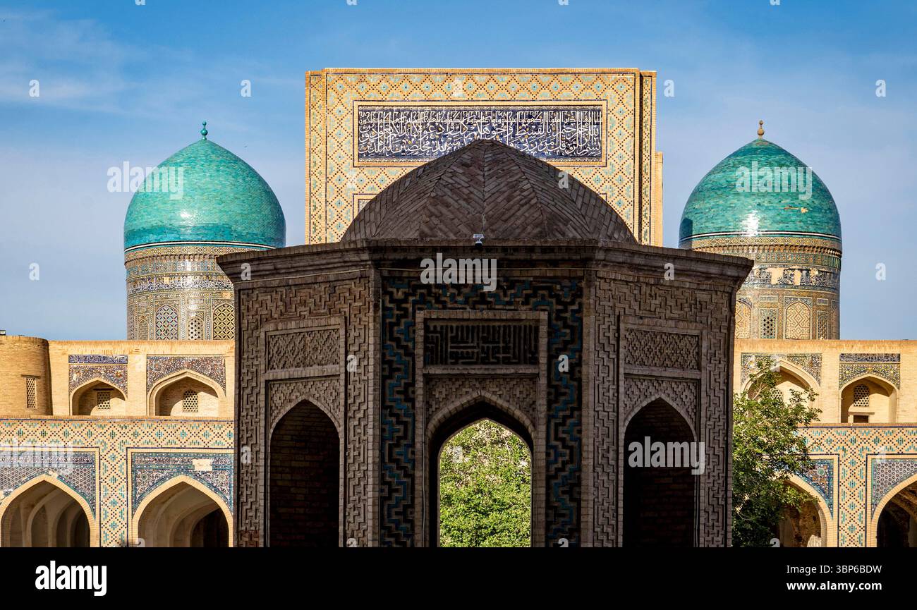 Una splendida vista architettonica caratterizzata da intricati lavori di piastrelle e cupole, che mostrano la bellezza della tradizionale architettura islamica. Il primo piano incl Foto Stock