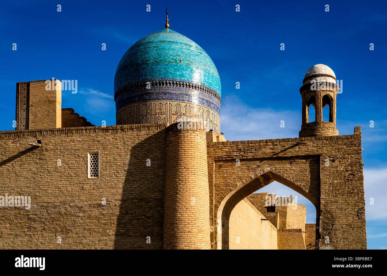 Una splendida vista di un edificio storico caratterizzato da una grande cupola turchese e intricati dettagli architettonici contro un cielo blu. La struttura mostra Foto Stock