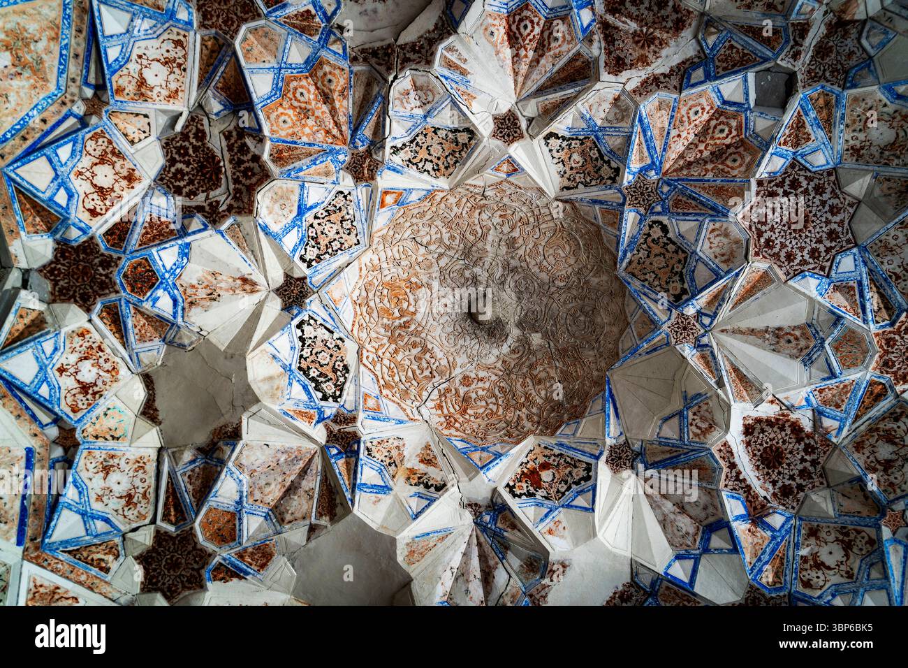 Il soffitto è caratterizzato da motivi geometrici e colori vivaci, che mettono in mostra la tradizionale maestria artigianale con una miscela di blu, bianco e terra Foto Stock