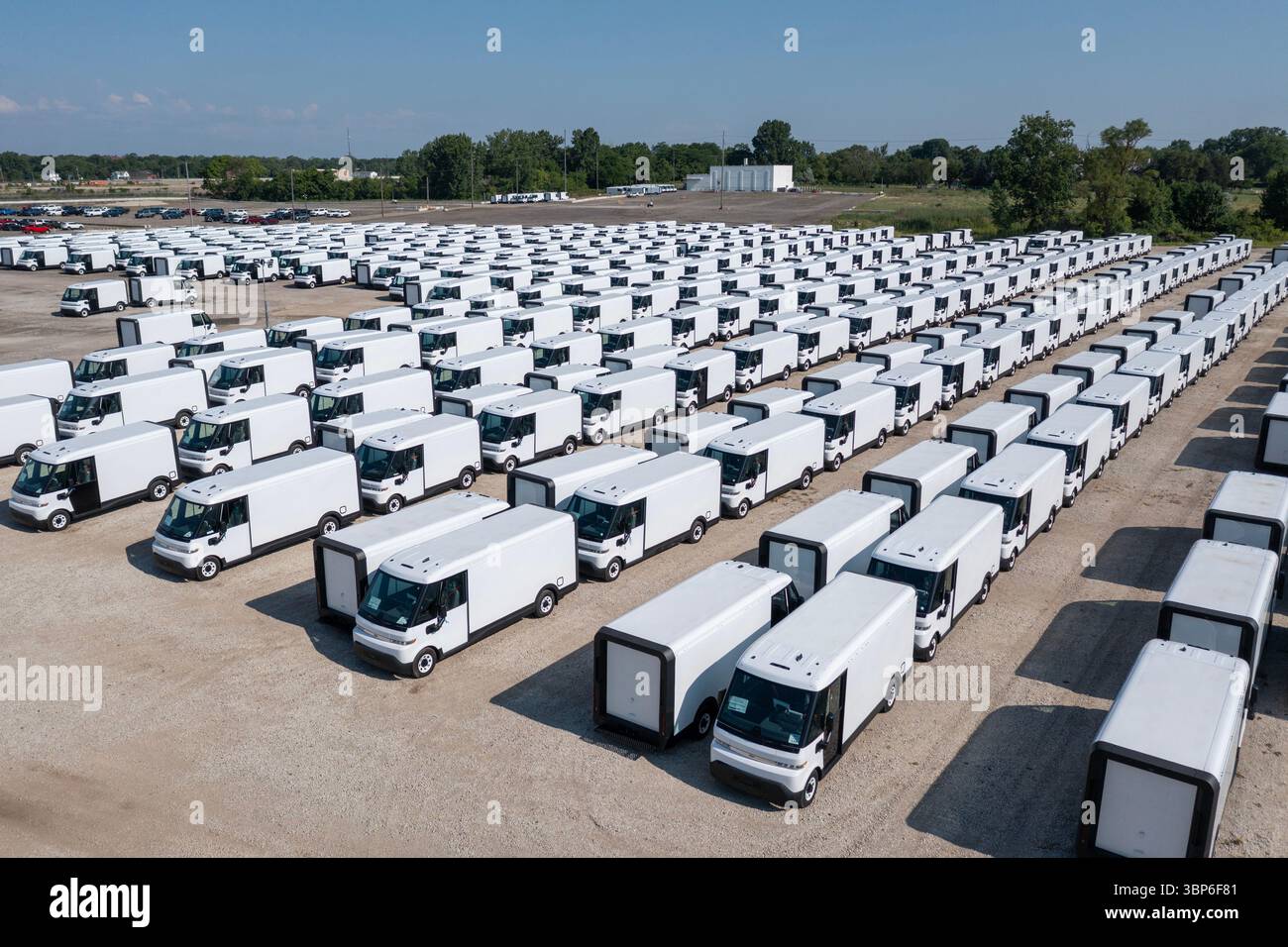 Flint, Michigan - General Motors ha parcheggiato molti furgoni elettrici BrightDrop invenduti in lotti vacanti a Flint e in Canada. I veicoli sono prod Foto Stock