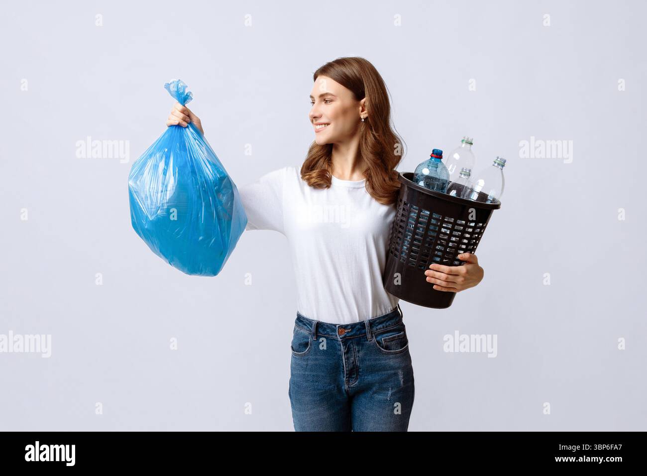 La giovane donna sostiene gli sforzi di riciclaggio promuovendo al contempo pratiche ecocompatibili Foto Stock
