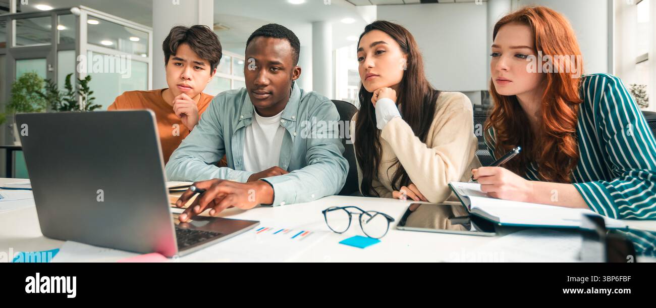 Diversi gruppi di persone multicultirali che utilizzano il pc in ufficio Foto Stock