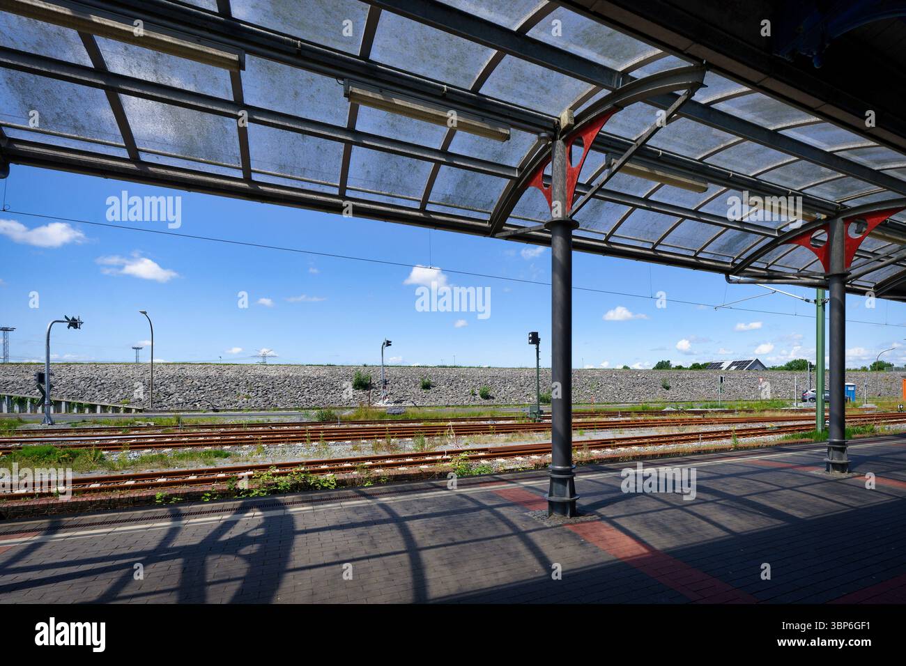 Piattaforma coperta vuota della stazione terminale di Emden Aussenhafen in una giornata di sole Foto Stock