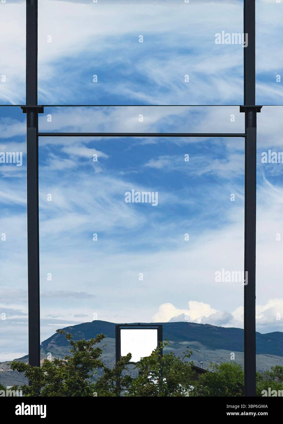 Guarda attraverso la struttura dei cartelli per cartelli e cartelli vuoti con sfondo del cielo di montagna che mostra alberi e un bellissimo grande cielo blu. Pronto per i messaggi di testo. Foto Stock