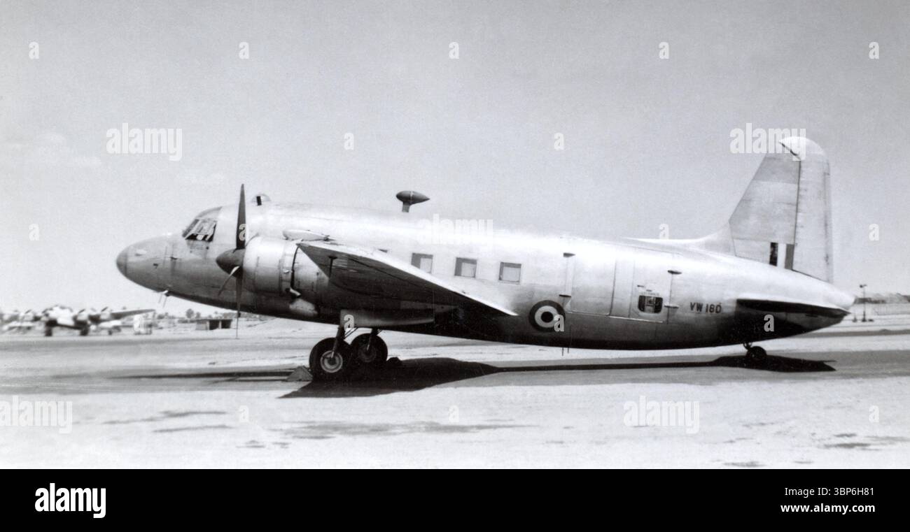 Una Vickers Valletta della Royal Air Force a terra a RAF Fayid, Egitto, c.1949-1953. Foto Stock