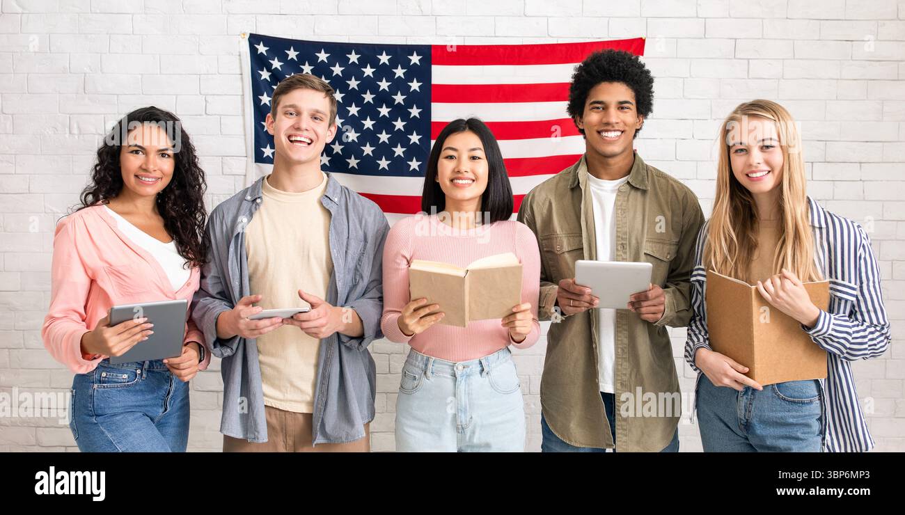 Gadget e libri digitali per l'apprendimento remoto dell'inglese Foto Stock