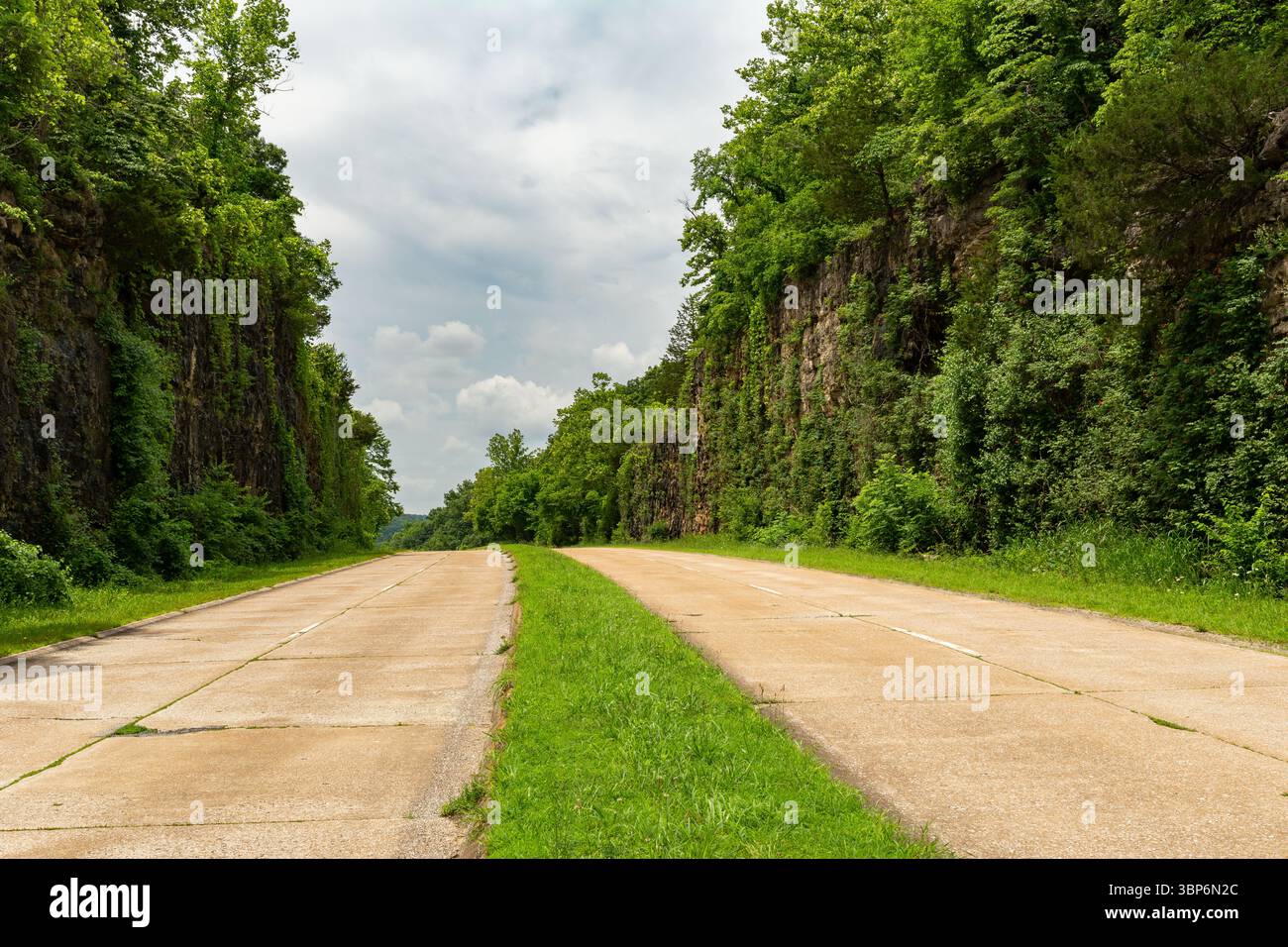 Lo storico Hooker Cut sulla Route 66 nel Missouri. Sabbiato da calcare solido come bypass rispetto al percorso originale che andava a nord-ovest attraverso Hooker Foto Stock